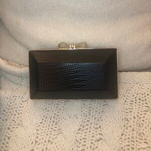 Box Clutch with Bow